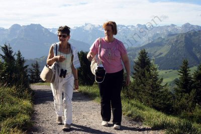 08-08-04-09-17-04_Linda & Carol Stanserhorn_8609.JPG