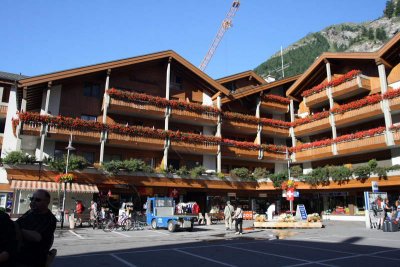 08-08-06-08-50-15_Zermatt Station Square_6745.JPG