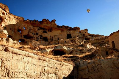 Balloon above the ruins of avusin