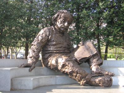 Albert Einstein Memorial at the National Academy of Sciences.jpg