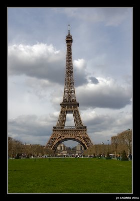 La torre Eiffel des dels Champs de Mars