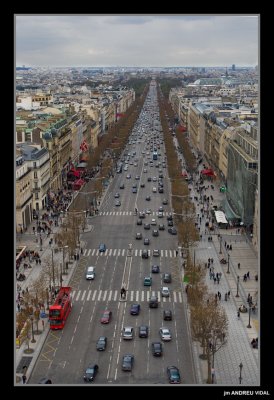 Des de l'Arc de Triomf: les Champs Elyses, al fons el Louvre