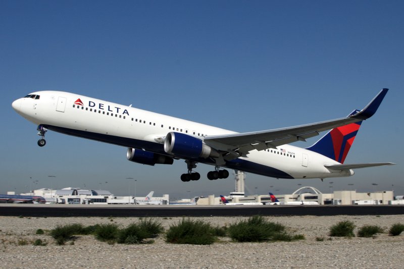 DELTA BOEING 767 300 LAX RF IMG_3576.jpg