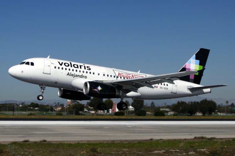 VOLARIS AIRBUS A319 LAX RF IMG_3348.jpg