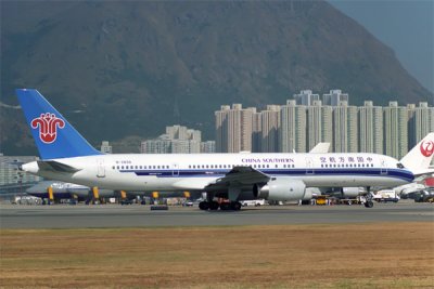 CHINA SOUTHERN BOEING 757 200 HKG RF 840 19.jpg