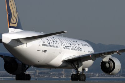 SINGAPORE AIRLINES BOEING 777 200 KIX RF IMG_5299.jpg