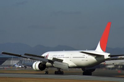 JAL BOEING 777 200 ITM RF 1914 6.jpg