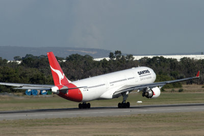 QANTAS AIRBUS A330 300 PER RF IMG_5873.jpg