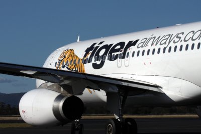 TIGER AIRWAYS AIRBUS A320 HBA RF IMG_0044.jpg