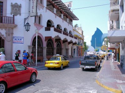 DSC01668 - Some more of the Colonial Hotel with sailfish monument in background