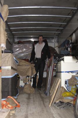 Starting to unload the light-weight pieces