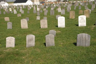 All tombs are sober and indicate to the day the time they lived.