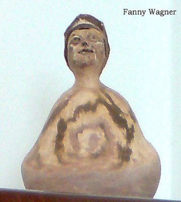 Stehauffrau, Skulptur von Fanny Wagner