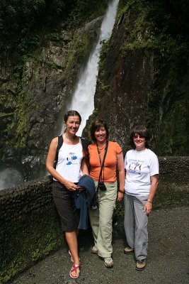 Meeli, Lisa, Jane at Pailon del Diablo waterfall