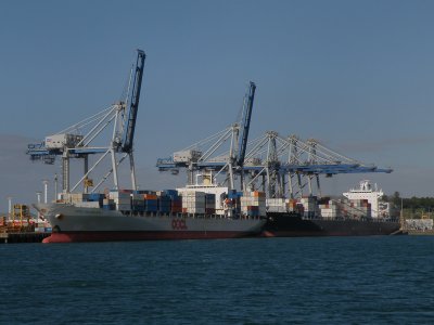 OOCL Melbourne - Maersk Dunafare.jpg