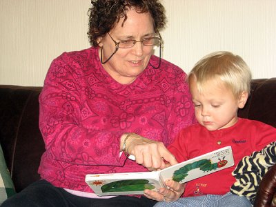 Simon and Nana love to read