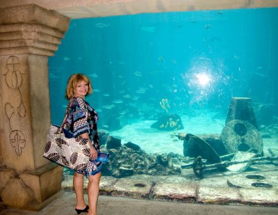 Stephanie at Atlantis aquarium, Nassau DSC03865wb.jpg