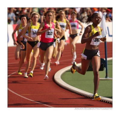 between the pack and the frontrunners