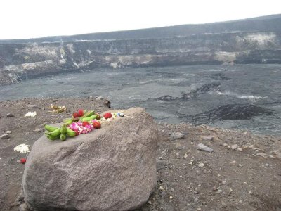 Olbrzymia kaldera, na kamieniu dary dla bogini