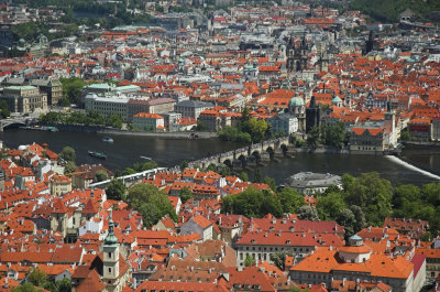 Charles Bridge from Petrin Tower. Le pont Charles vu de la tour de Petrin