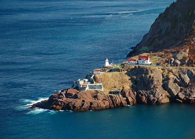 Lighthouse at the entrance of the harbour. Phare a l'entre du port.