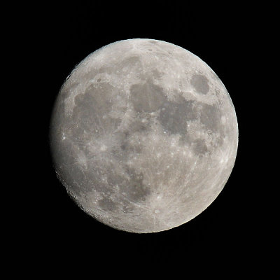 Almost a Full Moon. Presqu'une Pleine Lune.