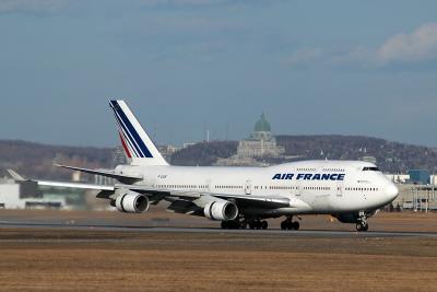 Boeing 747 arriving in Montreal