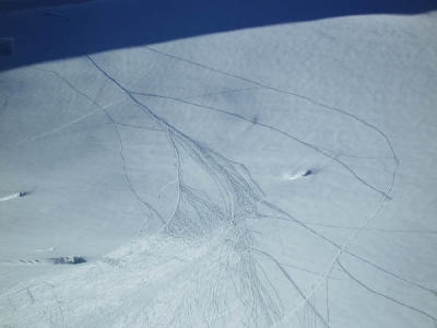 Skiers from Aiguille du midi