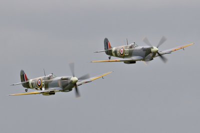 45 Spitfire_Mk9_pair.jpg
