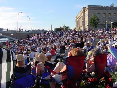 Des Moines River Amphitheater-Big Crowd
