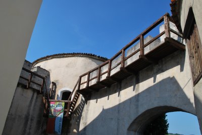Walls and gated entrance, Smartno