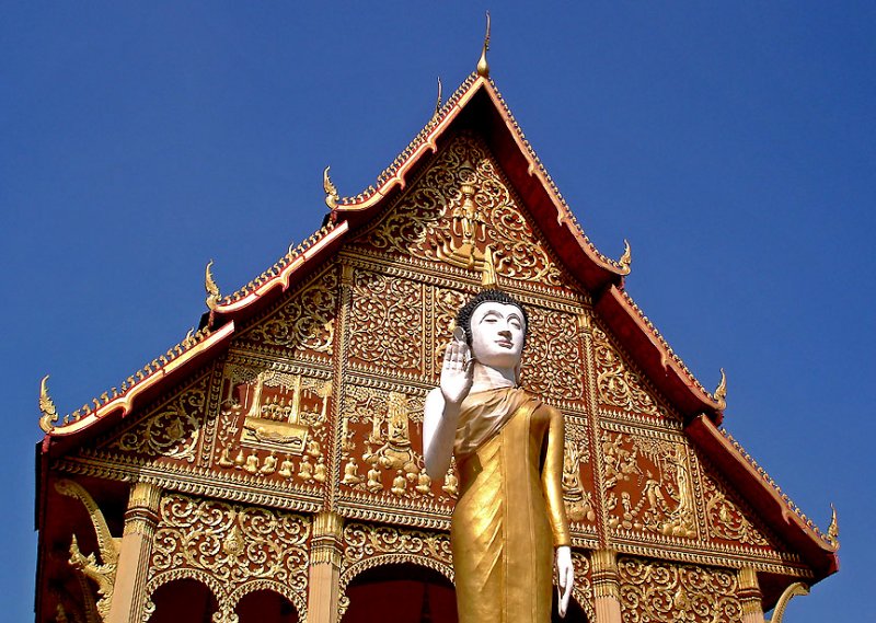 Buddha image in front of the Ordination Hall (Sim)