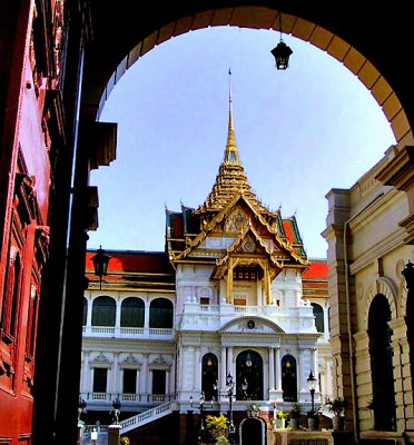 Chakri Throne Hall seen thru Phimanchaisri Gate