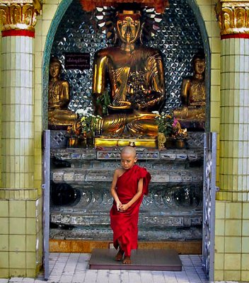 Little monk and Buddha image