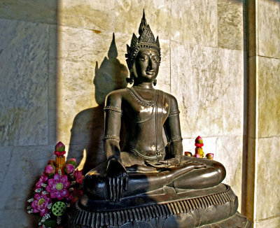 Image of the Buddha in royal dress