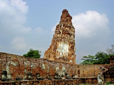 Leaning chedi with row of Buddha images