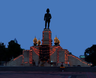King Rama 6, pedestal lit up