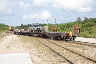 Flatcars for vehicles, newly arrived closer to locomotive