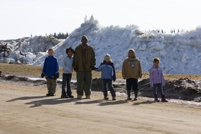 Even more students looking at the ice