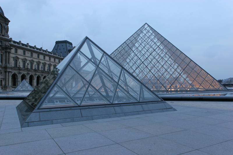 Le Louvre et ses pyramides