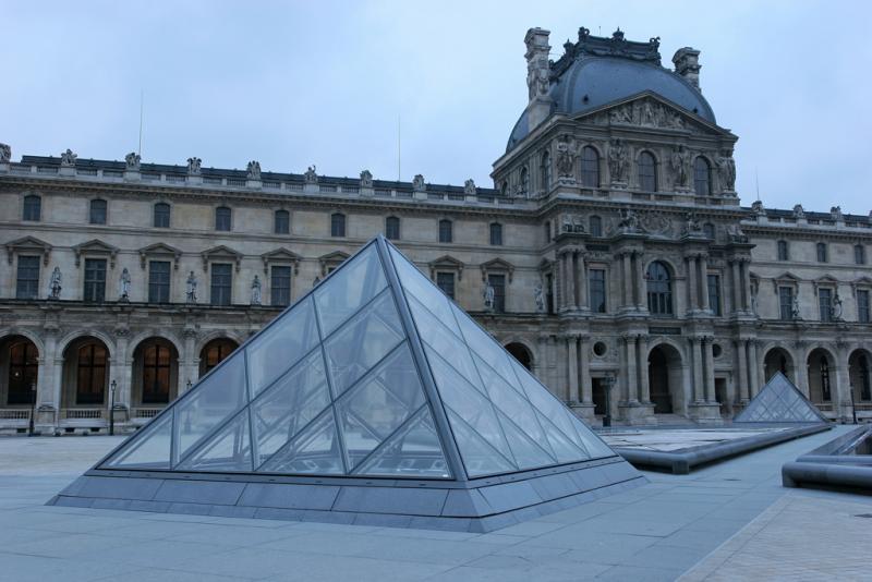 Le Louvre et ses pyramides
