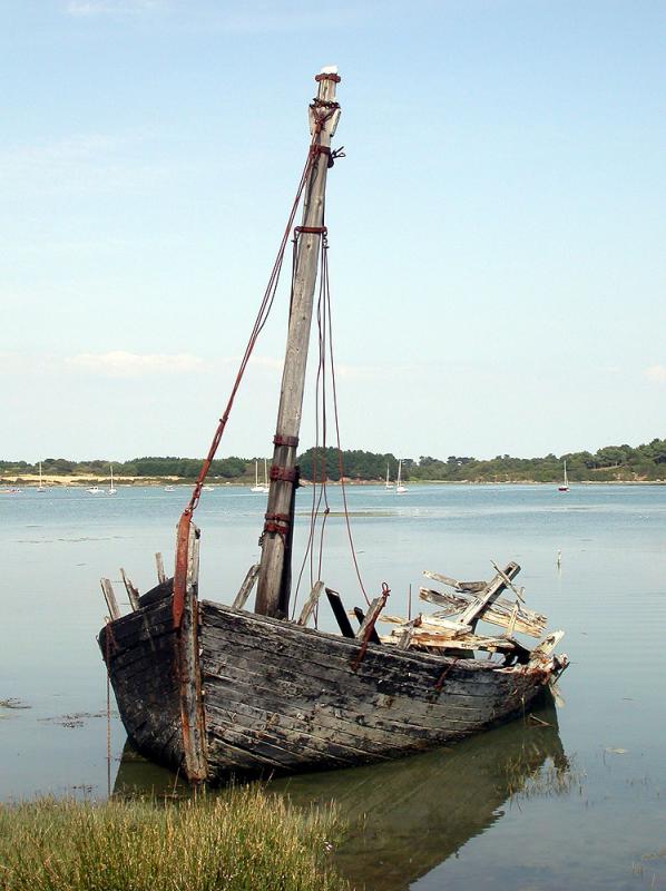 Epave dans la baie de Lindin