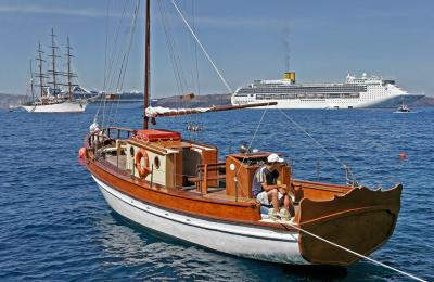 Santorini - Discovering the volcanic island of Nea Kameni
