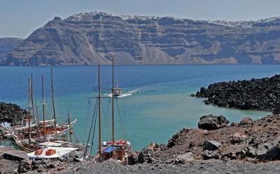 Santorini - Discovering the volcanic island of Nea Kameni