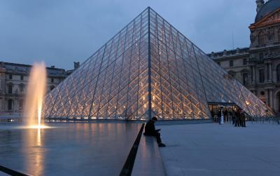 Le Louvre et ses pyramides