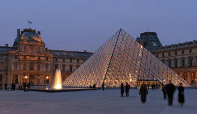 Le Louvre et ses pyramides