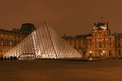 Le Louvre et ses pyramides