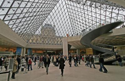 Le Louvre et ses pyramides