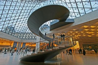 Le Louvre et ses pyramides