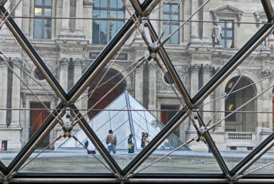 Le Louvre et ses pyramides